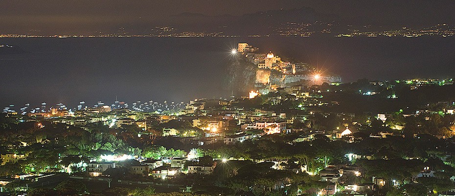 Serate indimenticabiliUna vista mozzafiato sul golfo di Napoli e sul Castello Aragonese.